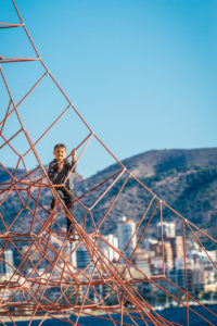 Niño escalando en castillo de cuerda en playa de Benidorm