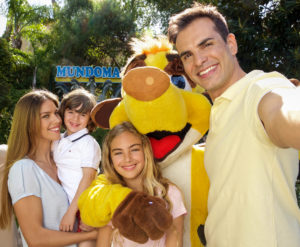 familia haciéndose un selfie en la entrada de Mundomar