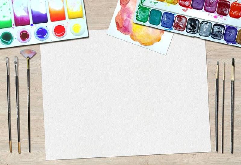 Papel con acuarelas y pinceles